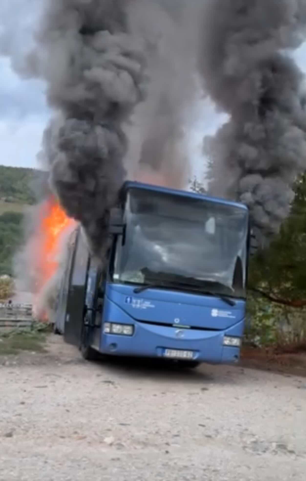 Drama u Prijepolju: Autobus u plamenu, vatra preti obližnjim objektima (VIDEO)
